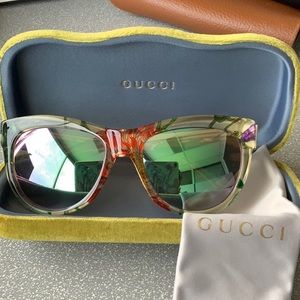 Gucci Floral Iridescent Mirrored Lens Sung…